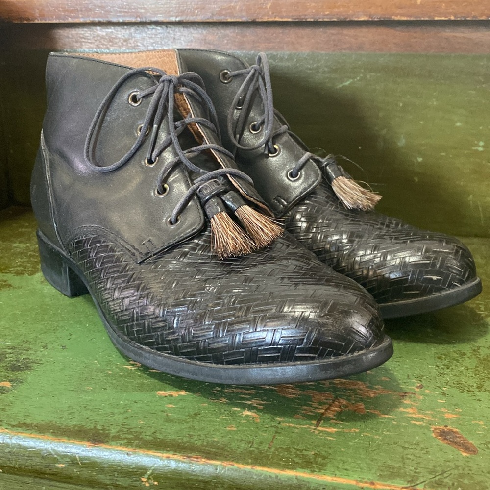 Vintage Ariat Booties. US- Size 7.5 B.